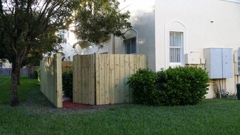 1536 SE 26th St, Unit 105 in Homestead, FL - Building Photo