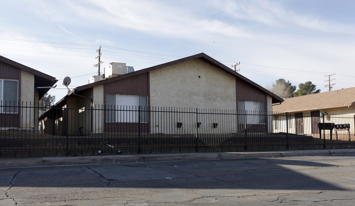 404 E Williams St in Barstow, CA - Building Photo