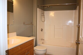 104 Howard Street, #1 in Waltham, MA - Foto de edificio - Building Photo