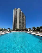 20301 W Country Club Dr, Unit #825 in Aventura, FL - Building Photo - Building Photo