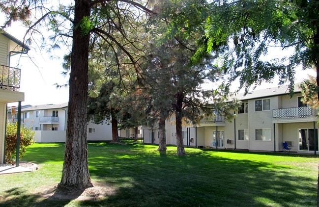 Ridgeway Village in Hermiston, OR - Foto de edificio - Building Photo