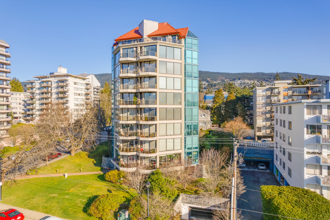 1689 Duchess Av in West Vancouver, BC - Building Photo