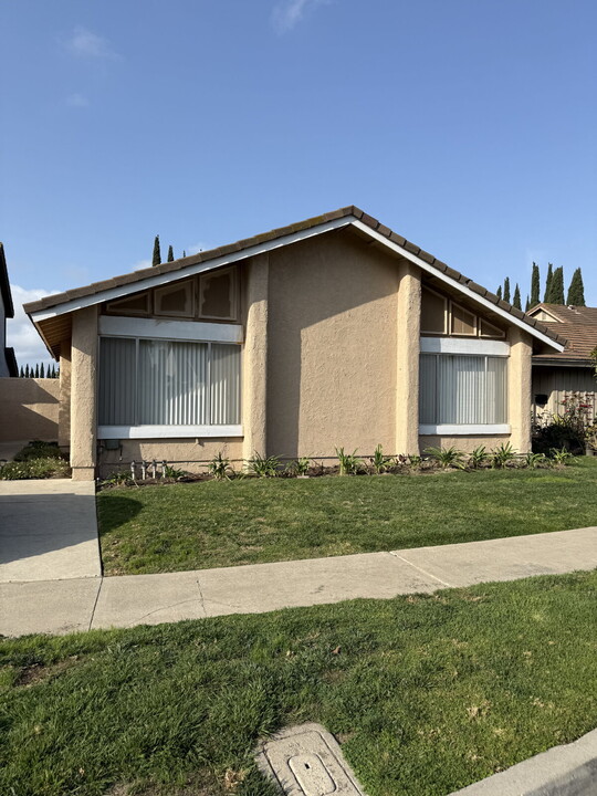 2162 Sweetbriar Rd in Tustin, CA - Building Photo