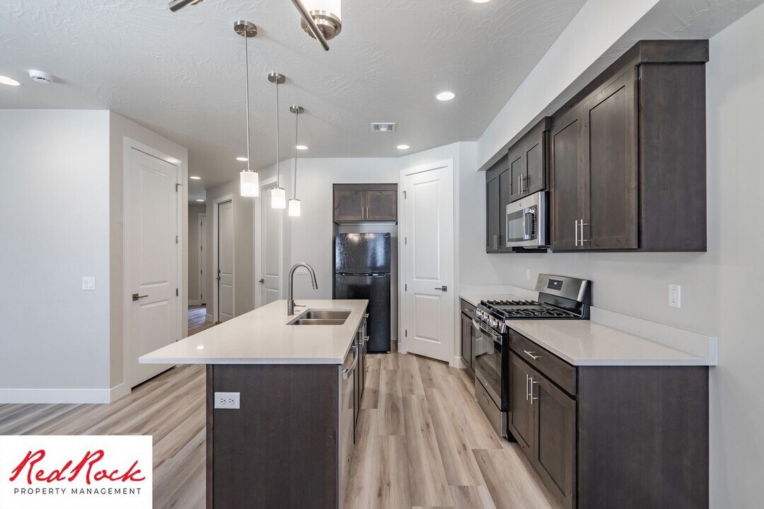 2075 380 S in Hurricane, UT - Building Photo