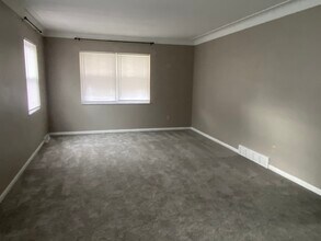 3712 Douglas Rd, Unit Upper Unit in Toledo, OH - Building Photo - Building Photo