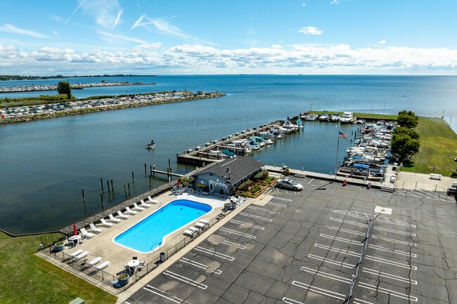 Harbor Club South in Harrison Township, MI - Building Photo - Building Photo