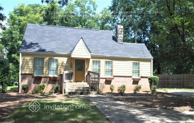 property at 914 Bouldercrest Dr SE
