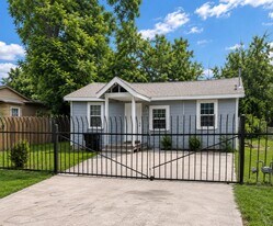7438 Bywood St in Houston, TX - Building Photo