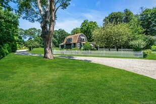 107 Sebonac Rd in Southampton, NY - Building Photo