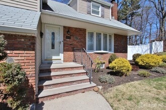 611 E Crescent Pkwy in South Plainfield, NJ - Building Photo - Building Photo
