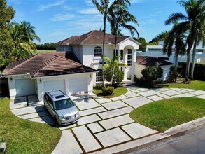 5023 NW 94th Doral Pl in Doral, FL - Building Photo - Building Photo