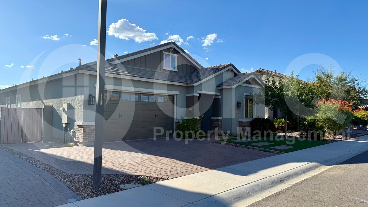 34582 N Pleasant Dr in San Tan Valley, AZ - Building Photo