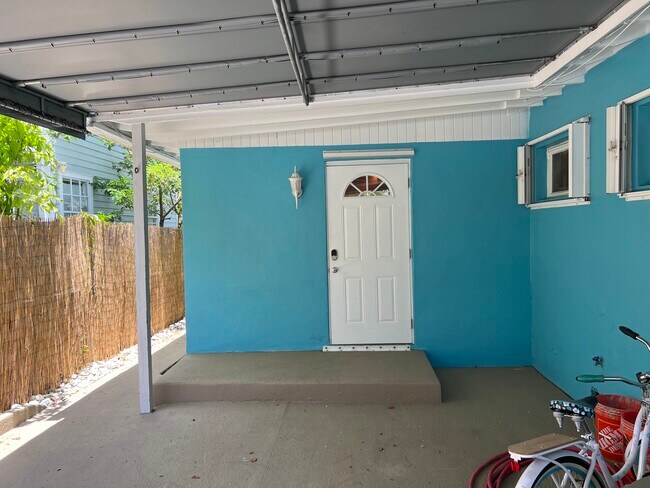 1515 Josephine St in Key West, FL - Foto de edificio - Building Photo