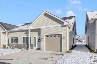 46 W Valley Cir in West Warwick, RI - Building Photo - Building Photo