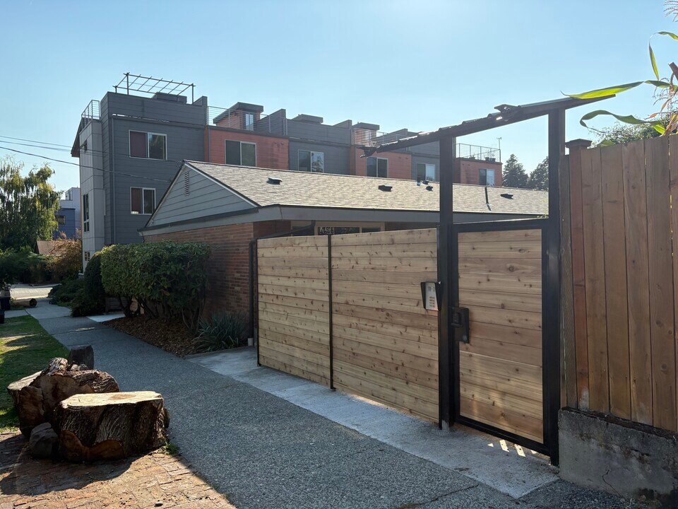7327 38th Ave NE, Unit 4 in Seattle, WA - Building Photo