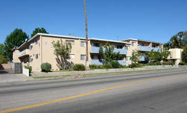 7025 Woodman Ave in Van Nuys, CA - Building Photo - Building Photo