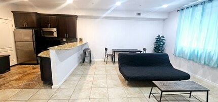 628 N 11th St, Unit 2 in Philadelphia, PA - Building Photo - Building Photo