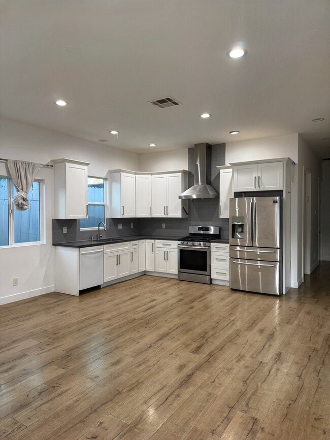 6832 Amigo Ave in Reseda, CA - Building Photo - Building Photo