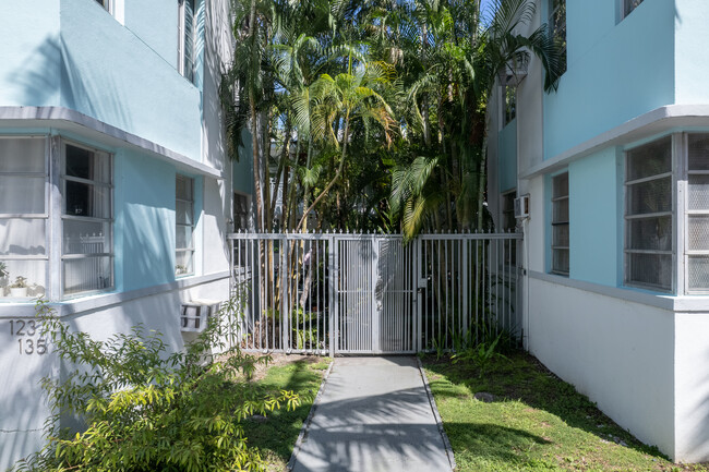 OCEAN TERRACE APTS INC CO-OP in Miami Beach, FL - Foto de edificio - Building Photo