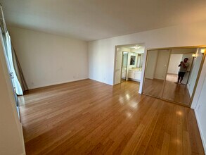 321 S San Vicente Blvd in Los Angeles, CA - Building Photo - Building Photo