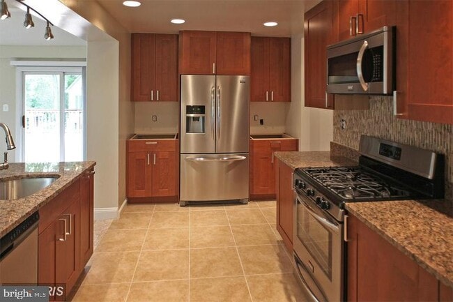 1318 Mayflower Dr in McLean, VA - Building Photo - Building Photo