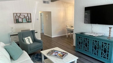 2504 S Milmar Dr in Sarasota, FL - Foto de edificio - Building Photo