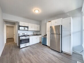3649 W Montrose Ave, Unit M01H in Chicago, IL - Foto de edificio - Building Photo