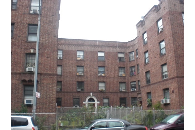 Elmhurst in Flushing, NY - Foto de edificio - Building Photo