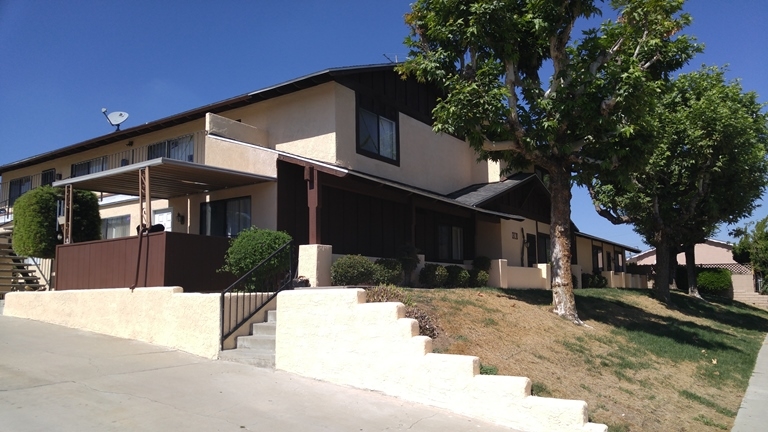 301 S Idaho St in La Habra, CA - Foto de edificio