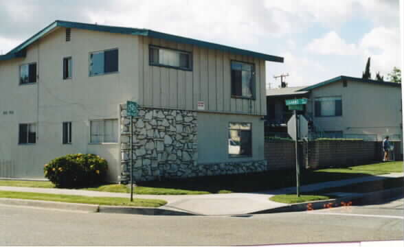 301-323 N Bedford St in La Habra, CA - Foto de edificio - Building Photo