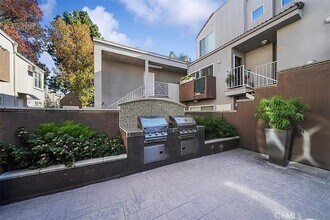 355 N Maple St in Burbank, CA - Building Photo - Building Photo