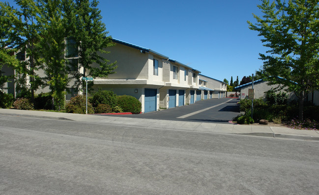 Fremont Plaza in Sunnyvale, CA - Building Photo - Building Photo