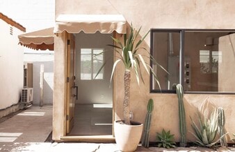817 N Orange Grove Ave in Los Angeles, CA - Foto de edificio - Building Photo