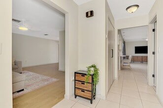 2221 Pine View Cir in Sarasota, FL - Building Photo - Building Photo