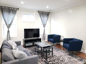 332 Stegman Pkwy-Unit -1 in Jersey City, NJ - Building Photo - Building Photo