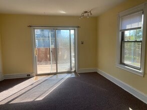 227 Roslyn Ave, Unit 2nd fl in Glenside, PA - Foto de edificio - Building Photo