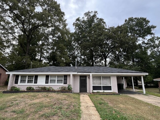 property at 2739 Green Oaks Dr