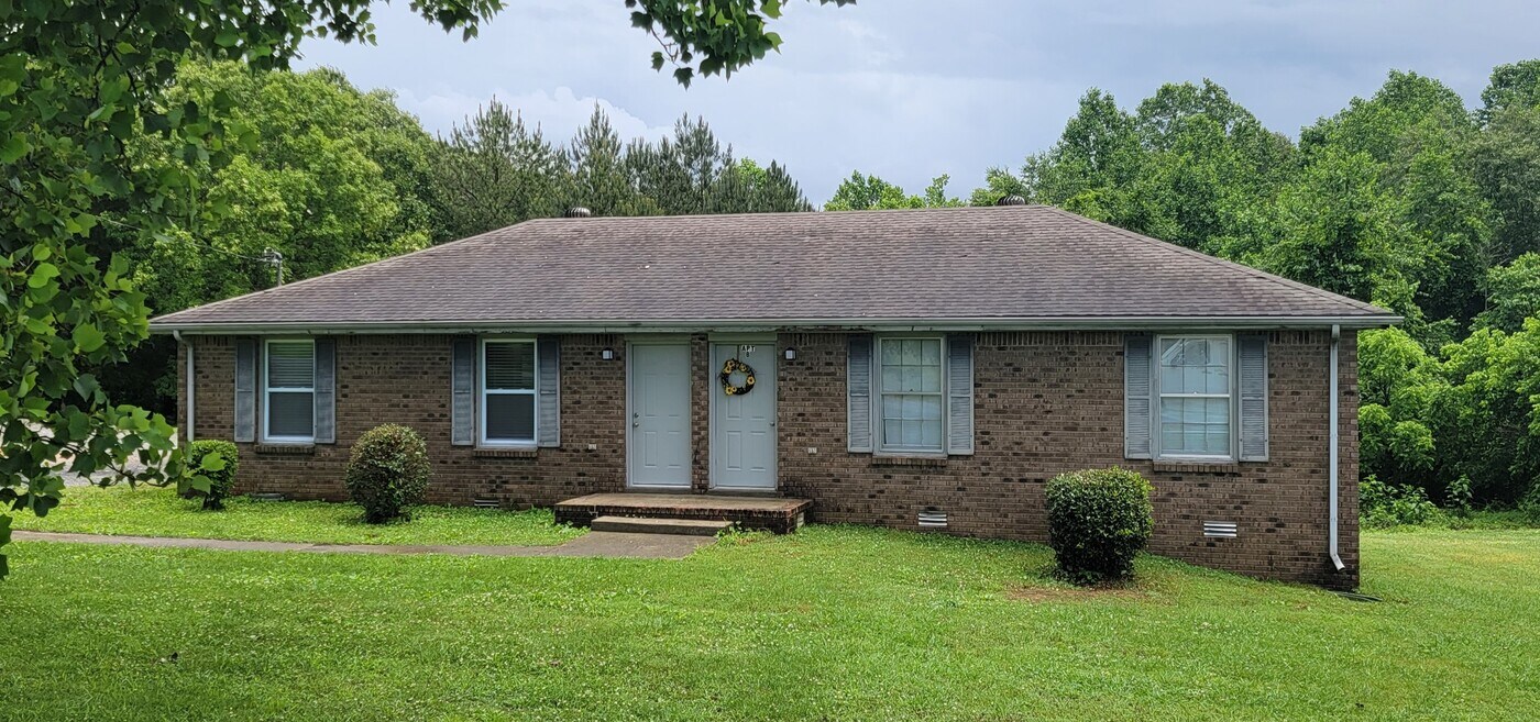 3347 John Taylor Rd in Woodlawn, TN - Foto de edificio