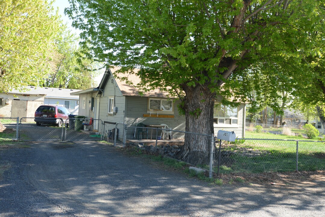 305 Southern Ave in Selah, WA - Foto de edificio