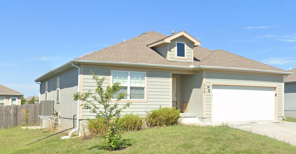 738 S Cypress St in Gardner, KS - Building Photo