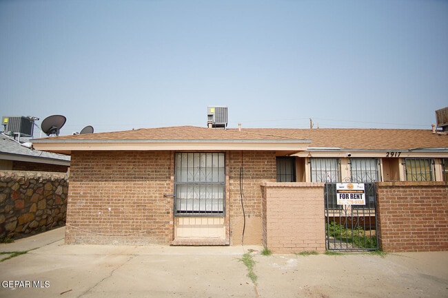 property at 2917 E Glen Dr