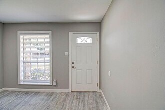1104 W Tri Oaks Ln in Houston, TX - Building Photo - Building Photo