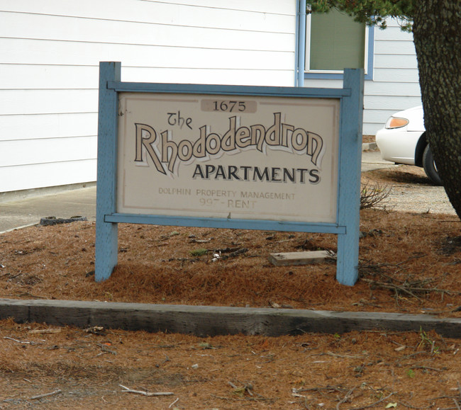 The Rhododendron Apartments in Florence, OR - Building Photo - Building Photo