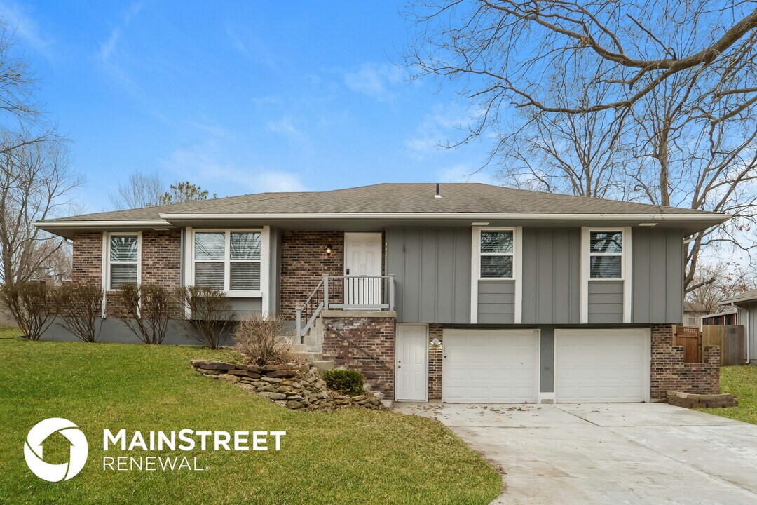 417 NE Colonial Ct in Lee's Summit, MO - Building Photo