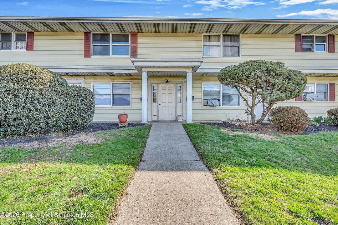 809 Moosic Rd in Old Forge, PA - Building Photo