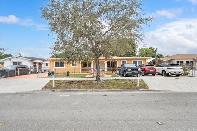 934 E 22nd St, Unit 934 in Hialeah, FL - Foto de edificio - Building Photo