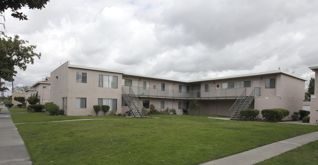 Fullerton Pointe Apartments in Fullerton, CA - Building Photo - Building Photo