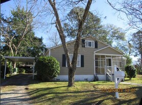 320 Daniel St in Millen, GA - Building Photo