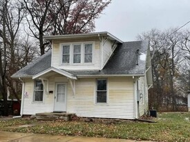 1028 9th St, Unit Lower in Charleston, IL - Building Photo