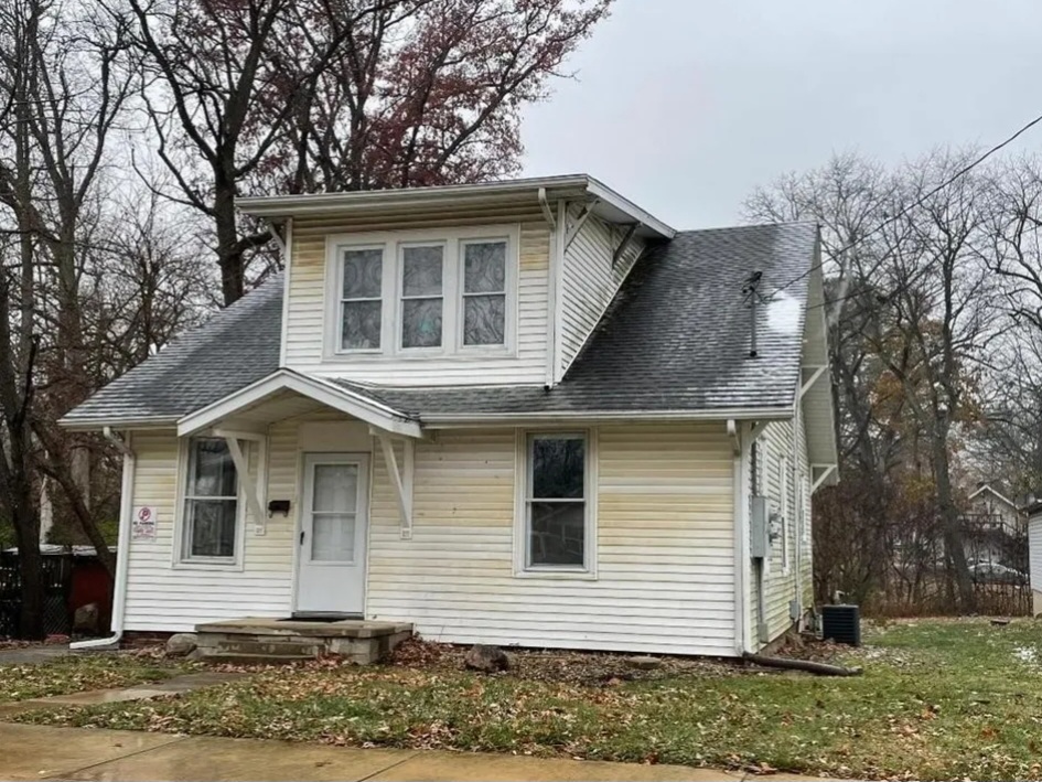 1028 9th St, Unit Lower in Charleston, IL - Building Photo